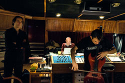 Alexandre Desplat à gauche, Jacques Audiard au fond: séance de violoncelle électrique avec Vincent Segal au Studio Guillaume Tell, Suresnes, avril 2009 