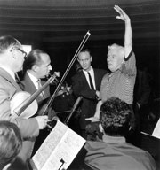 Charles Chaplin dirigeant les musiciens pour l'enregistrement de la musique de son film Un Roi à New York le 21 juin 1957 au Palais de la Mutualité à Paris 