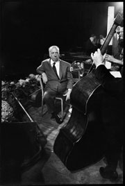 Alfred Hitchcock lors du tournage de la séquence du concert à l’Albert Hall, à Londres, dans L’Homme qui en savait trop (The Man Who Knew Too Much, 1956)