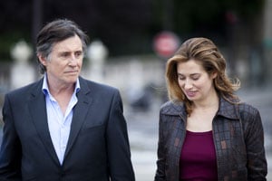 Gabriel Byrne et Emmanuelle Devos dans Le temps de l'aventure