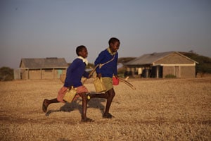 Salomé et son frère Jackson au Kenya