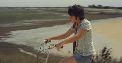 Lou Aziosmanoff (Maden) en vélo dans Ma belle gosse