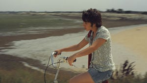 Lou Aziosmanoff (Maden) en vélo dans Ma belle gosse