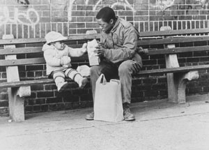 Charles Lane nourrissant la petite dans Sidewalk stories
