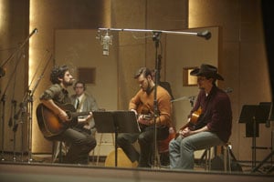 Oscar Isaac à la guitare dans Inside LLewyn Davis des frères Coen