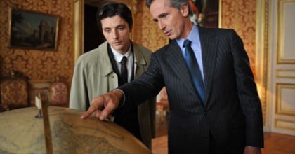 Raphaël Personnaz et Thierry Lhermitte dans Quai d'Orsay de B Tavernier