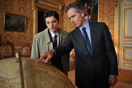 Raphaël Personnaz et Thierry Lhermitte dans Quai d'Orsay de B Tavernier