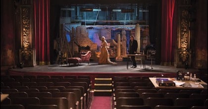Emmanuelle Seigner et Mathieu Amalric sur la scène du théâtre dans Venus à la fourrure