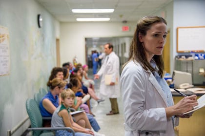 Jennifer Garner, médecin qui doute dans Dallas Buyers Club