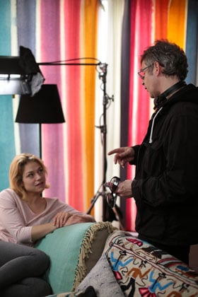 Emilie Dequenne et Lucas Belvaux sur le tournage de Pas son genre