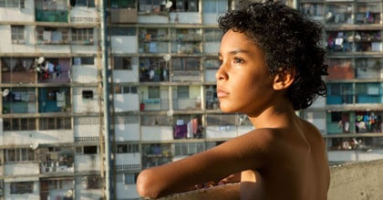 Junior (Samuel Lange) à son balcon