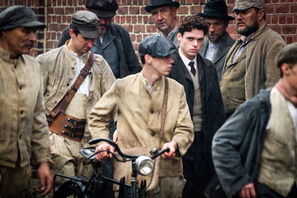 Richard Madden à l'entrée de l'usine