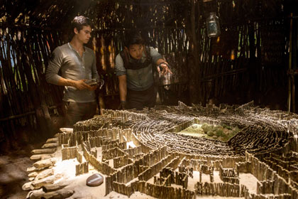 Dylan O'Brien et Ki Hong Lee étudiant la maquette du labyrinthe