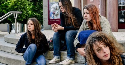 Gaëlle, Alice, Caroline et Rachel devant le lycée