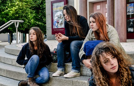 Gaëlle, Alice, Caroline et Rachel devant le lycée