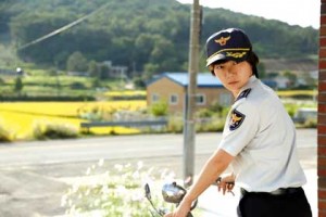 Doona Bae est la jeune policière de A girl at my door