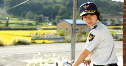 Doona Bae est la jeune policière de A girl at my door