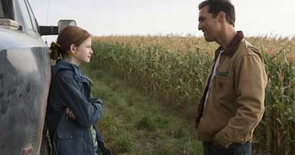 Mackenzie Foy (Murphy) et Matthew McConaughey (Cooper), père et fille