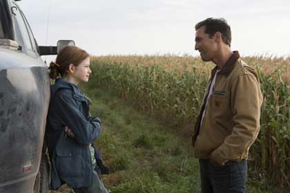 Mackenzie Foy (Murphy) et Matthew McConaughey (Cooper), père et fille