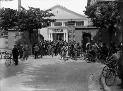 Sortie des Usines Lumière à Joinville dans les années 1930
