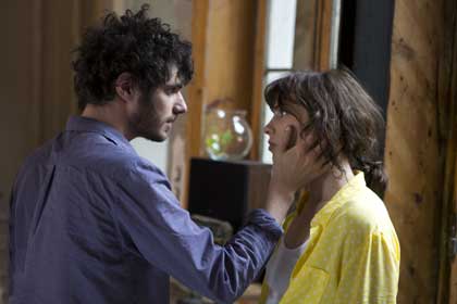 Felix Moati (Micha) et Sophie Verbeeck (Charlotte) dans A trois on y va de Jérôme Bonnell