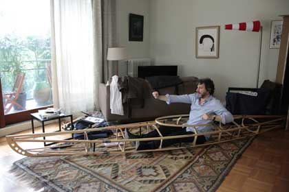 Bruno Podalydès se met au kayak dans Comme un avion