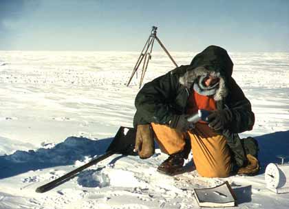 Claude Lorius extrait de la glace profonde de l'Antarctique