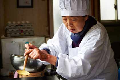 Tokue cuisant la pâte des dorayakis, ces délices de Tokyo