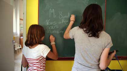 Une ancienne et une jeune élève de JM Burel dans Mon Maître d'école