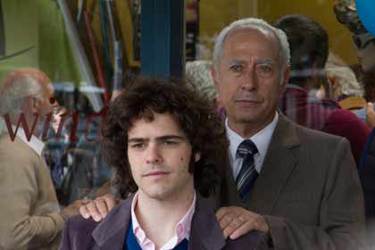 Peter Lanzani (Alejandro) et Guillermo Francella (Arquimedes) dans El Clan