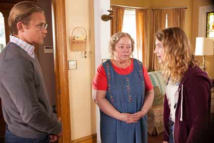 Billy Magnussen (Ellis), Kathy Bates (Maime Trotter) et Sophie Nélisse (Gilly Hopkins) dans La fabuleuse Gilly Hopkins