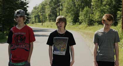 Reece Moffett (Riley), Nick Serino (Nate) et Jackson Martin (Adam) dans Sleeping Giant