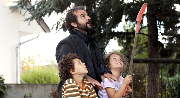 Ali Mosaffa et les enfants dans Le passé