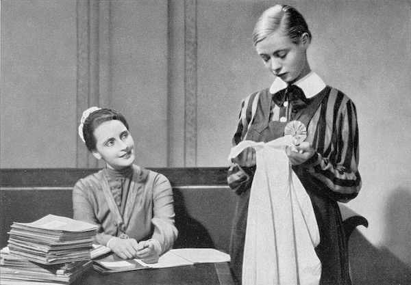 Jeunes filles en uniforme de Léontine Sagan - Cine-Woman